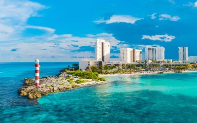 Paraíso tropical frente al faro de Cancún